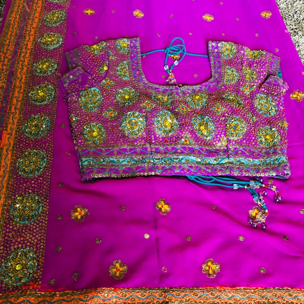 It’s beautiful Indian sari 🥻